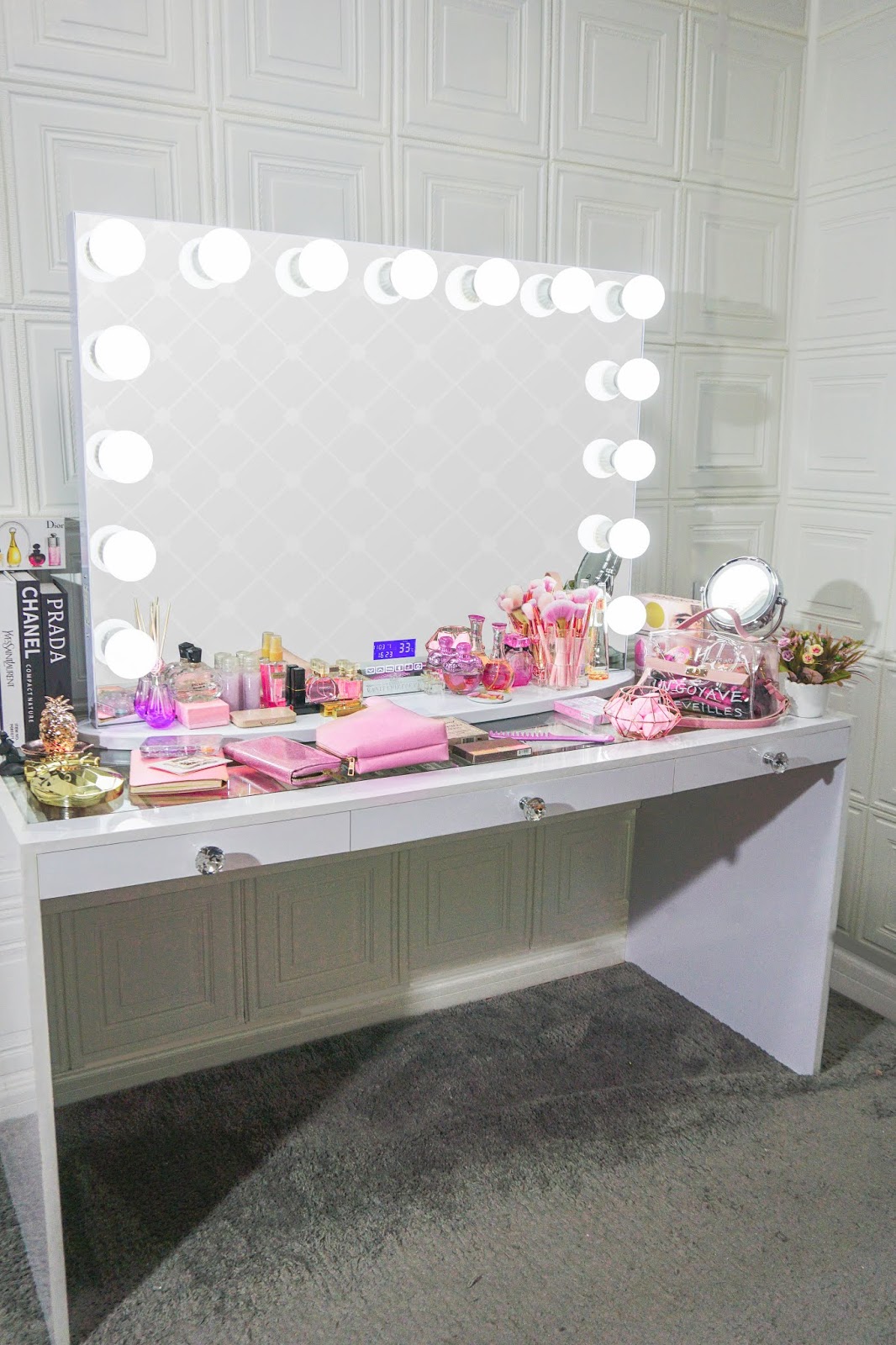 Hollywood Vanity Mirror Malaysia with Bluetooth Screen and Dressing