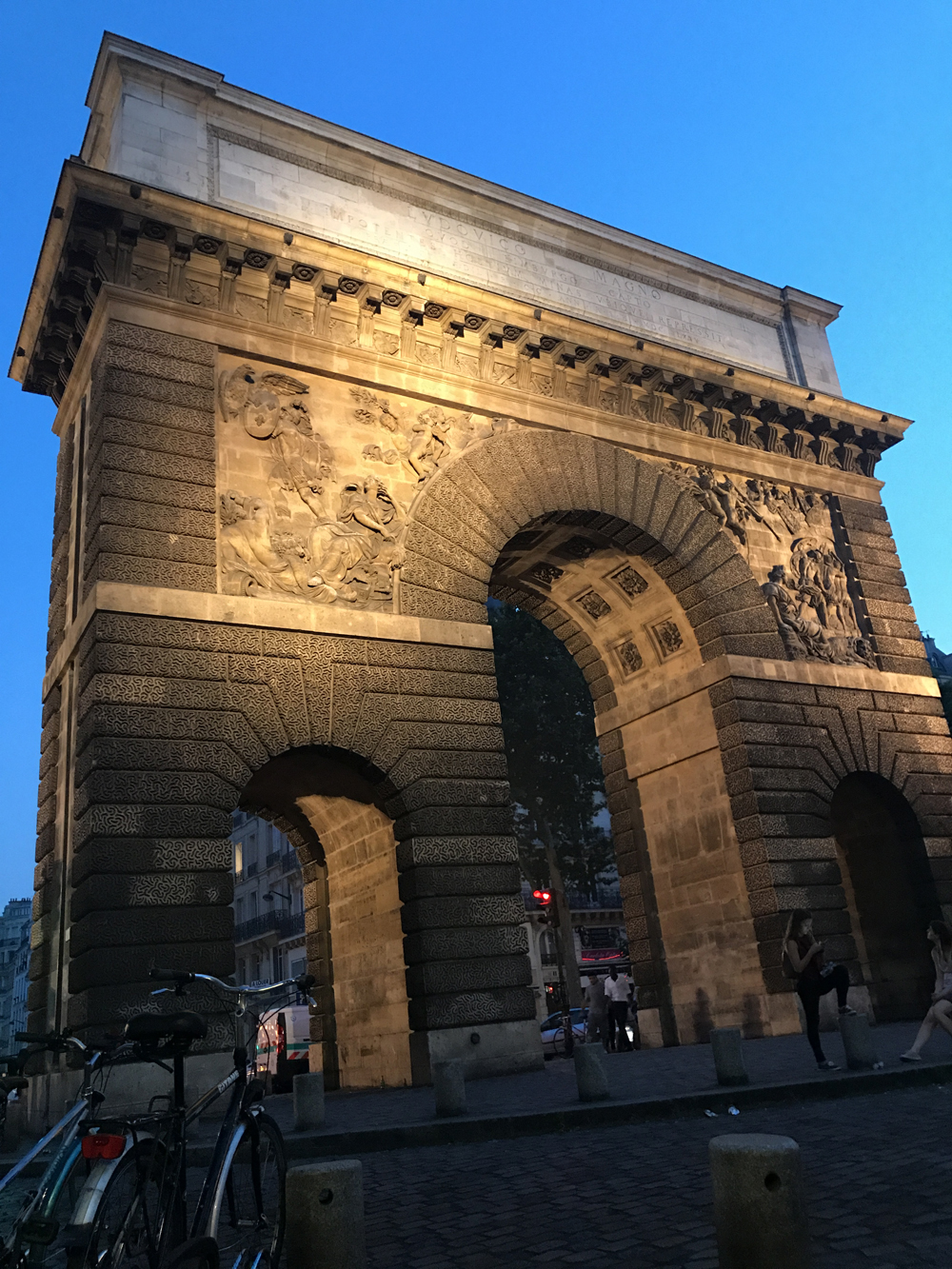 Yksi kuuma yö Pariisissa 20 Yksi kuuma yö Pariisissa 19