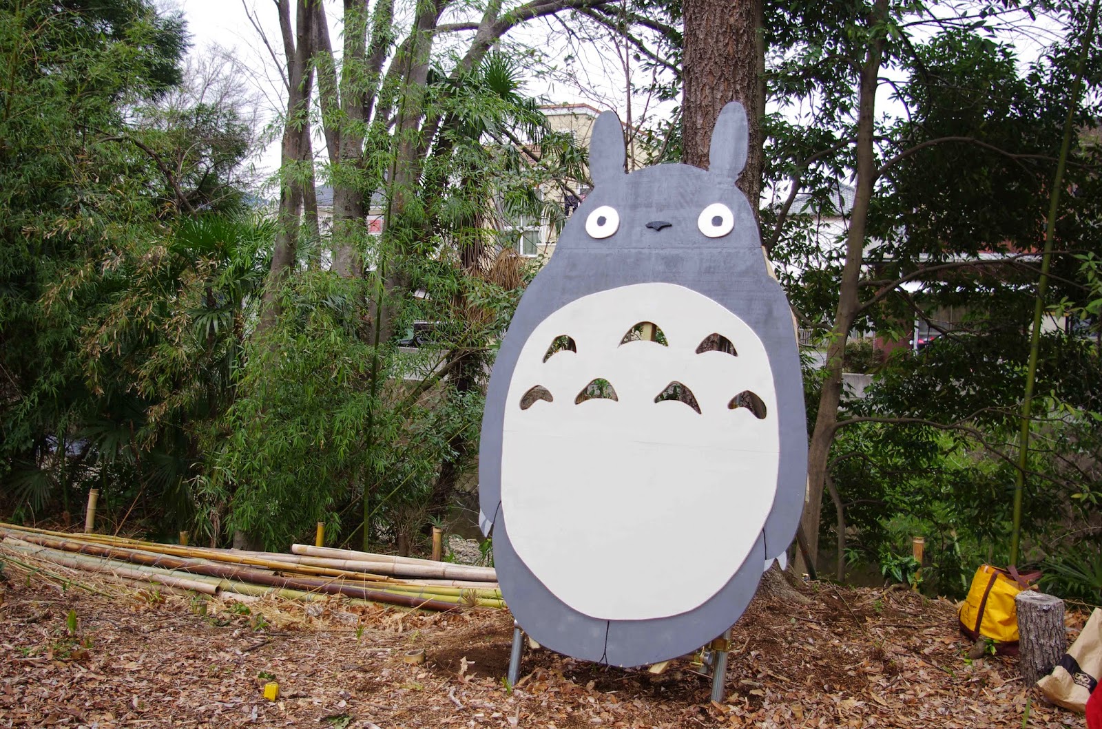 トトロが電車から見える森 西武池袋線沿線の竹林に案内看板を設置