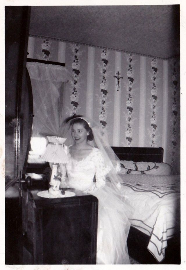 Old Snaps That Show Wallpapers of Bedrooms in the 1950s and ‘60s ...