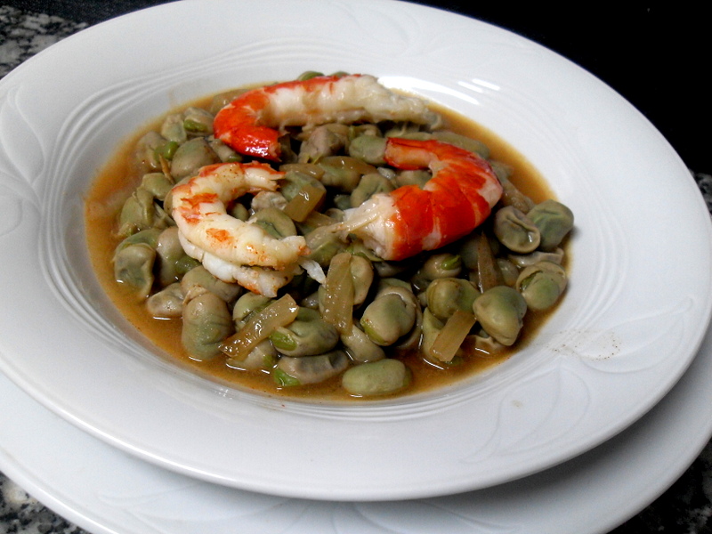 Habas guisadas en caldo con gambas