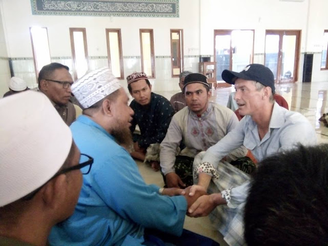 Tiba-tiba Masuk Masjid Pakai Celana Pendek, Ternyata Berniat Ingin Jadi Muallaf Tiba-tiba Masuk Masjid Pakai Celana Pendek, Ternyata Berniat Ingin Jadi Muallaf