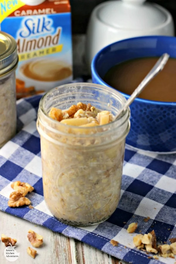 Caramel Apple Overnight Oats | by Renee's Kitchen Adventures - easy recipe for caramel apple flavored no bake oatmeal perfect for breakfast on-the-go! #SilkSiptoSpoon ad #RKArecipes