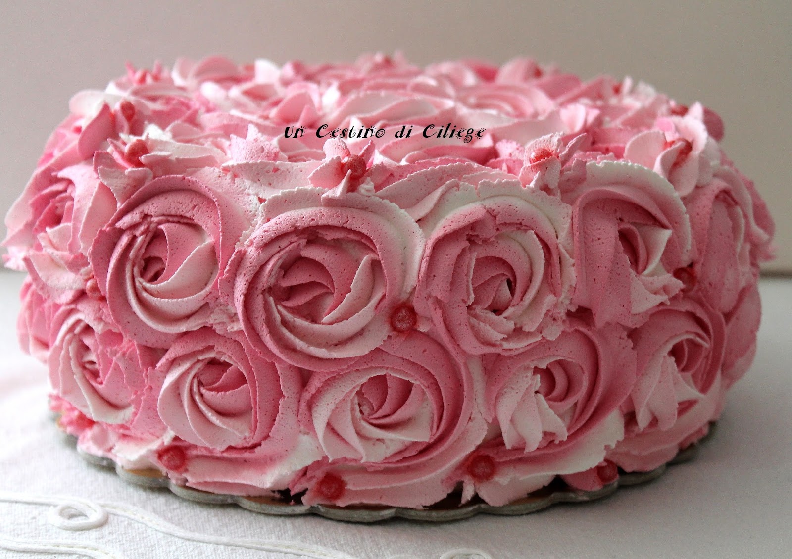 Torta decorata con panna, rose glitterate