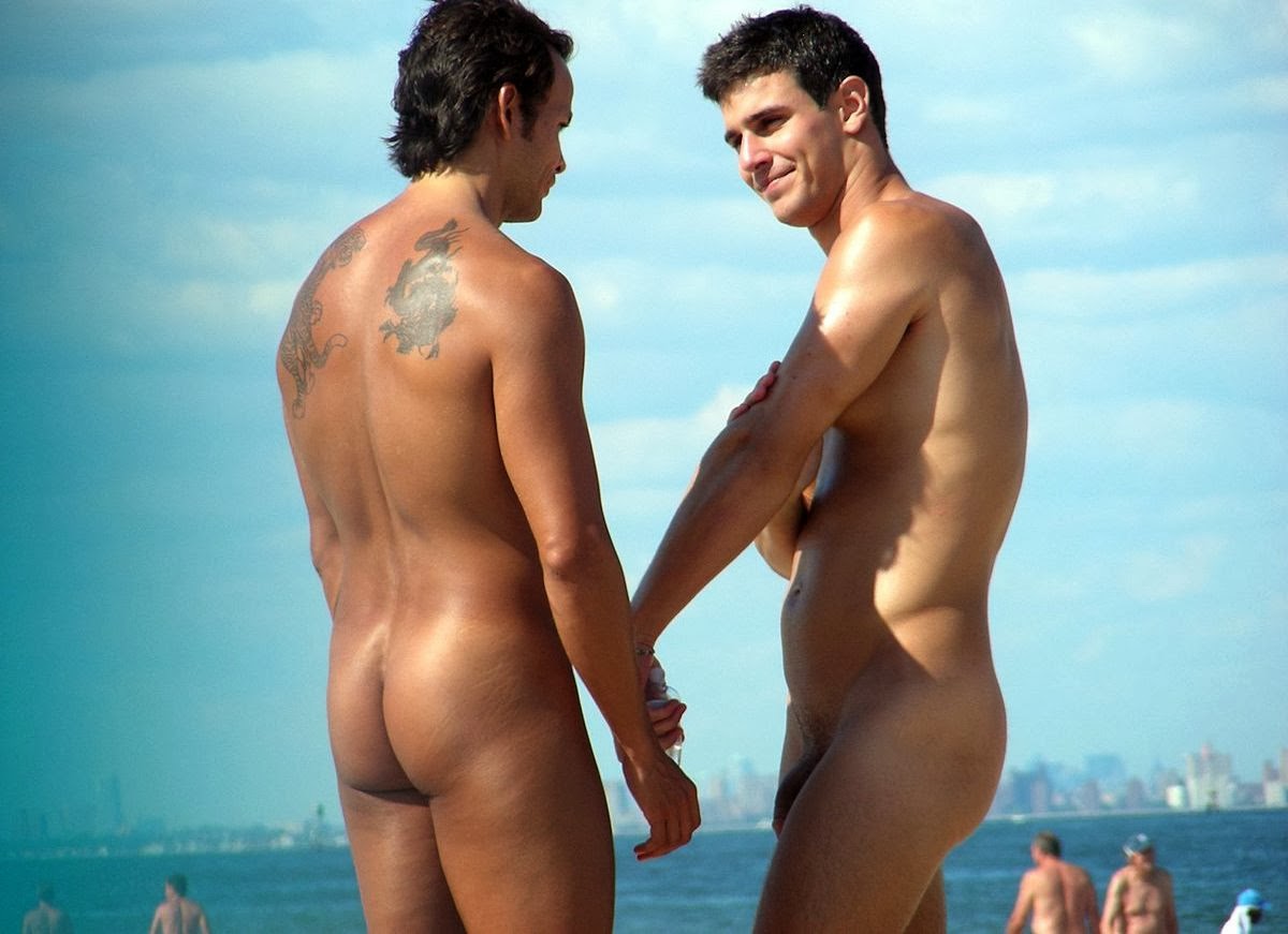 ★ Bulge and Naked Sports man : Public Nude Beach Cockout.