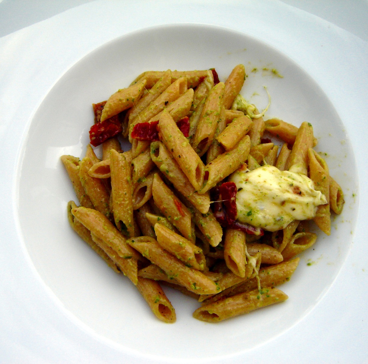 Nudeln mit Rucola-Pesto, getrockneten Tomaten und Mozarella | Essen und ...