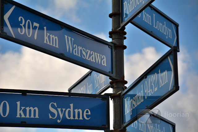 Drogowskaz 17 południk znajdujący się tuż przy moście Milenijnym we Wrocławiu