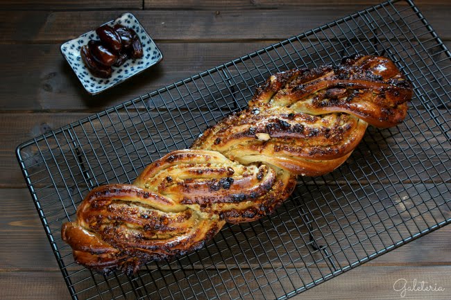 trenza de almendras, dátiles y miel