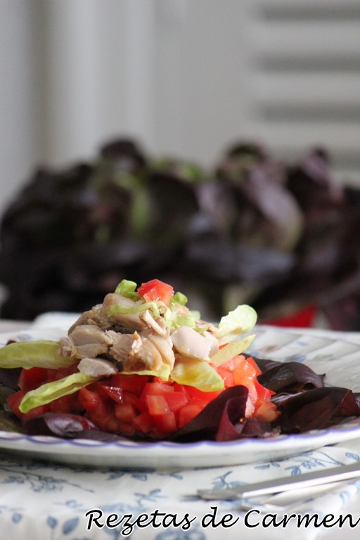 Ensalada de lechuga viva y codornices escabechadas 