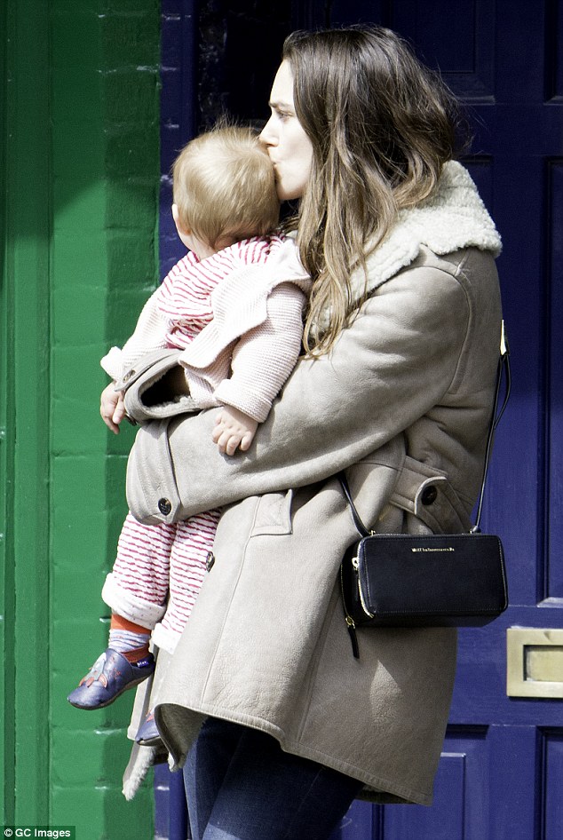 Keira Knightley Fanatic Celebrity Club: Keira Knightley plants a loving