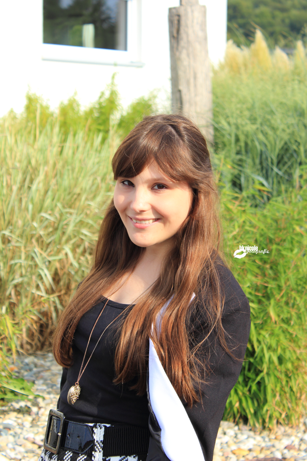 Vaginaning kattaligi Yalangoch qizlarning boyalgan fotosuratlari