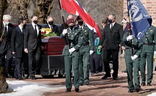 King Harald, Queen Sonja, Crown Prince Haakon, Crown Princess Matte-Marit, Princess Martha Louise and Princess Astrid