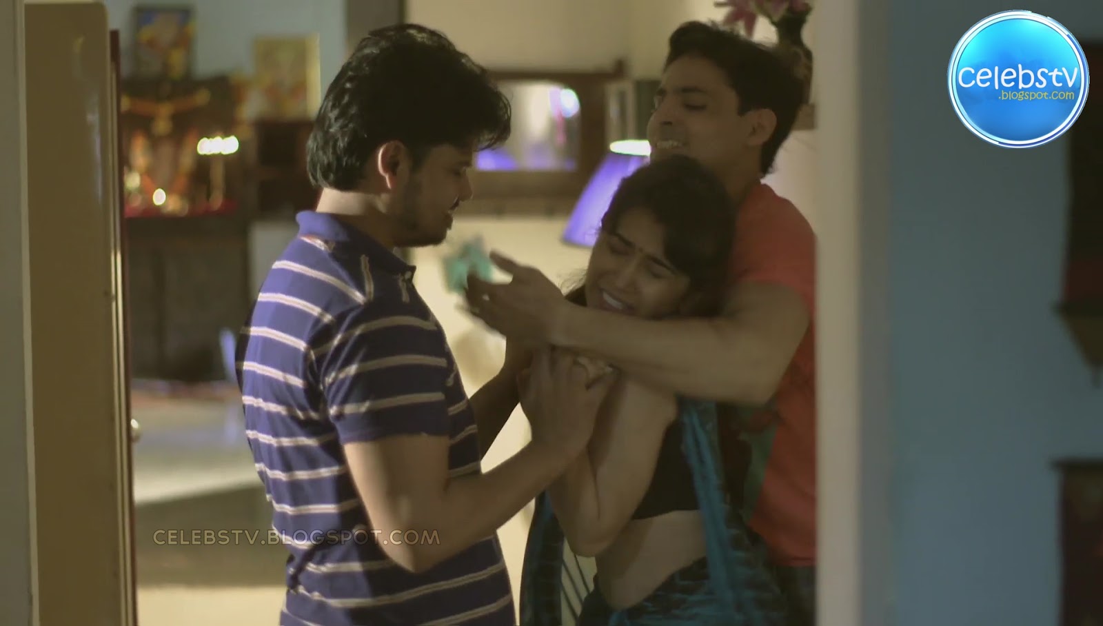 Sexy TV Actress Priya Ahuja aka Rita Reporter Very Hot Bare Navel Show