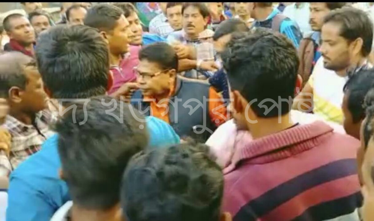 মুখ্যমন্ত্রীর সফরের আগেই ঘরে আগুন তৃণমূলের, দুই গোষ্টির হাতাহাতি, জেলা সভাপতিই গোষ্টিদ্বন্দ্বের নায়ক বললেন ব্লক সভাপতি 1 মুখ্যমন্ত্রীর সফরের আগেই ঘরে আগুন তৃণমূলের, দুই গোষ্টির হাতাহাতি, জেলা সভাপতিই গোষ্টিদ্বন্দ্বের নায়ক বললেন ব্লক সভাপতি