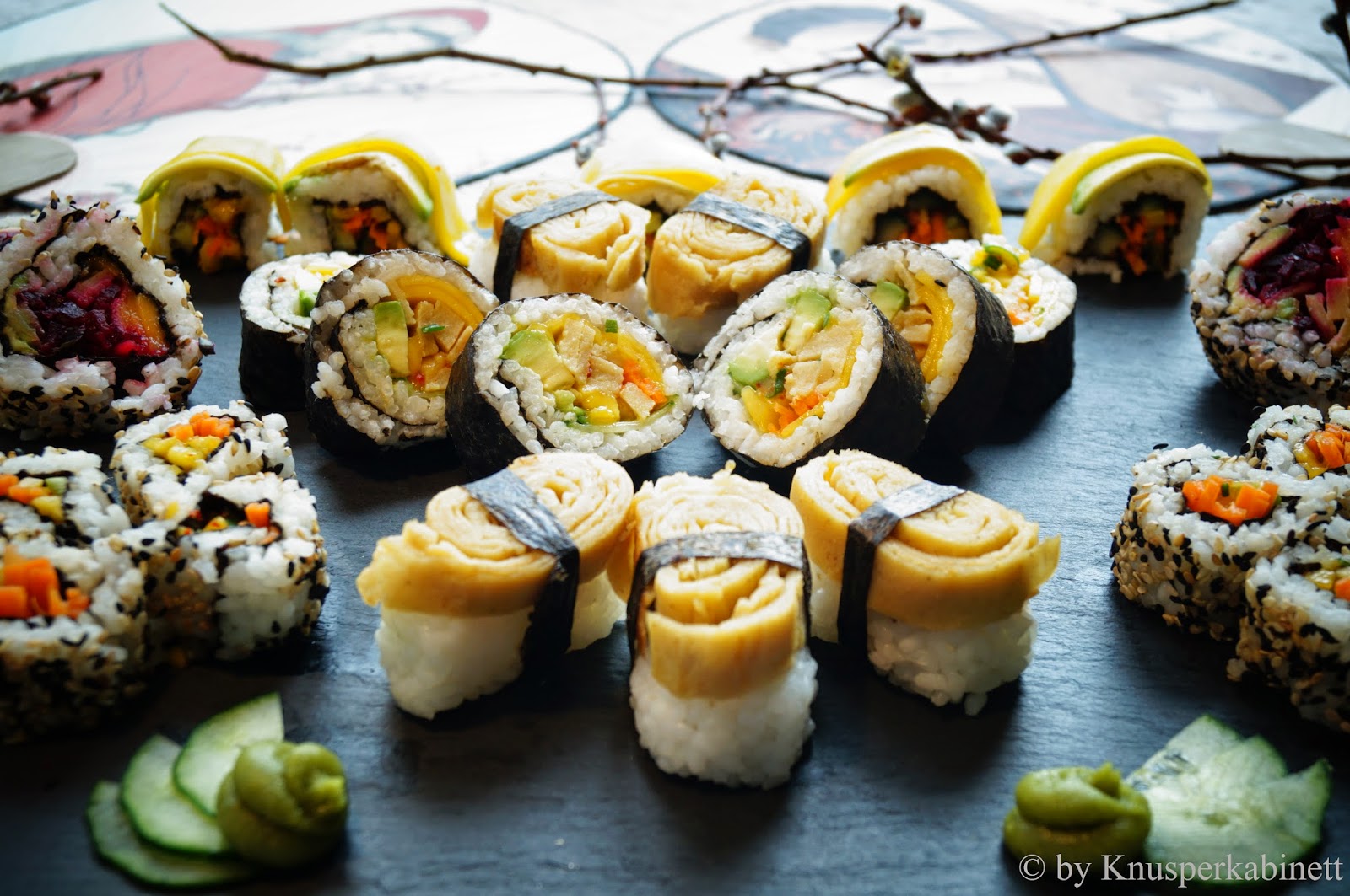California Inari Knusperkabinett: Vegane Tamago Inari und California Rolls mit knackigem ...