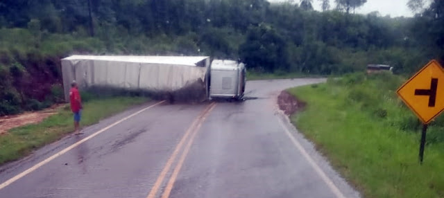 Roncador: Outro caminhão tomba na “Curva do Cateto”. Segundo acidente em menos de um mês