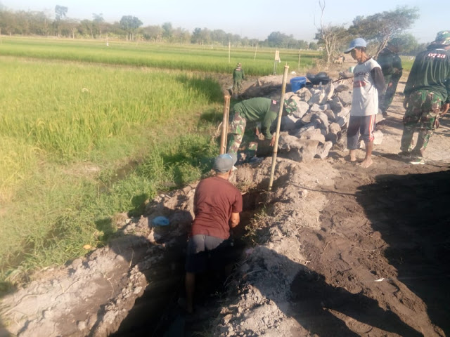 Batu Kali Dipasang TMMD Reg 105 Untuk Pembuatan Talut   