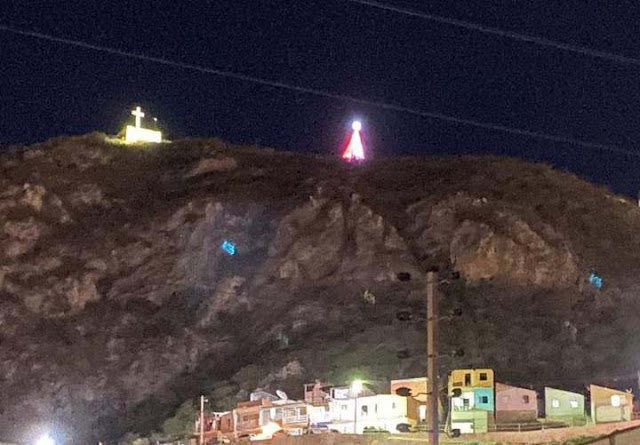 Árvore de Natal é implantada pela Prefeitura de Jacobina na serra do Cruzeiro