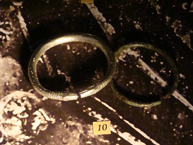 Wczesnośredniowieczne bransolety znalezione na cmentarzysku w Gieczu