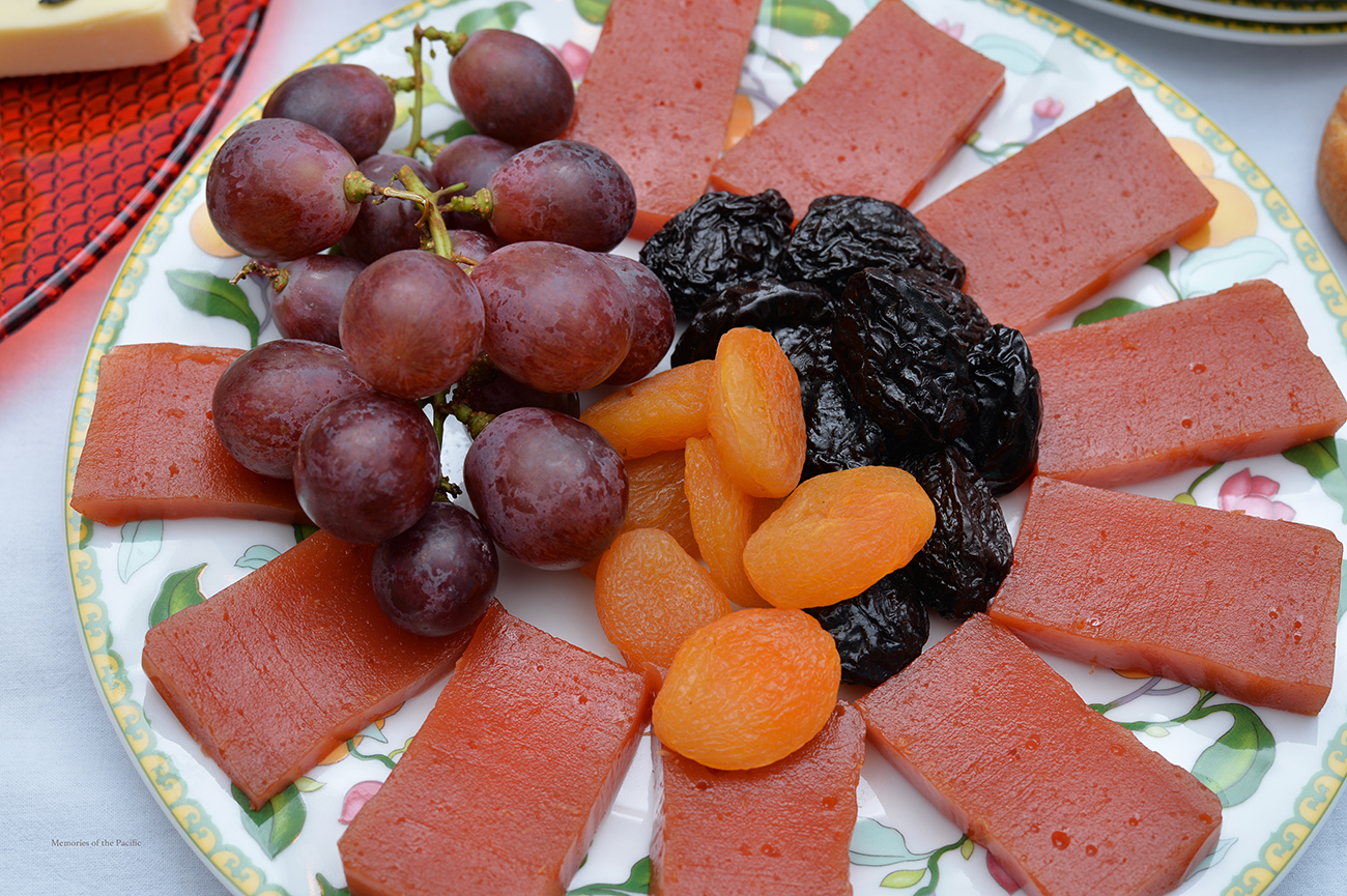 quince membrillo recipe spain tapas snack cheese platter grapes dry fruit