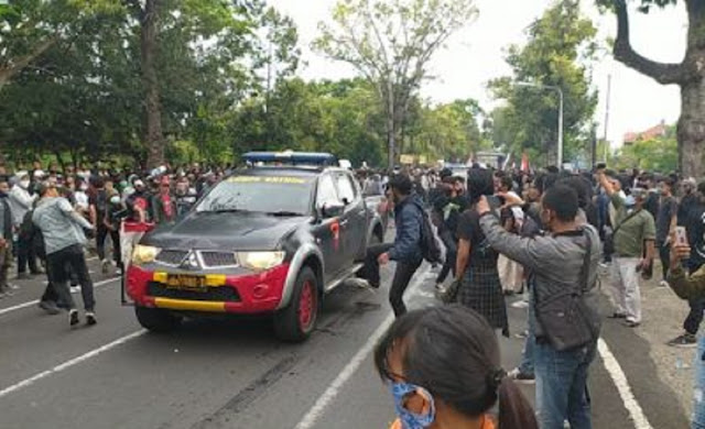 Polisi Tabrak Massa Demo Omnibus Law di Bali, Massa Ngamuk