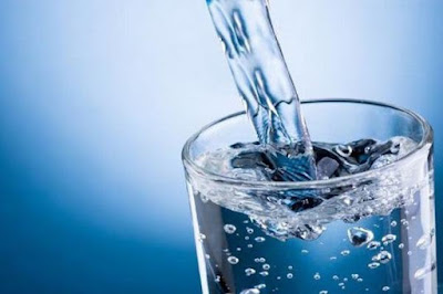 Cách hạ sốt đơn giản nhất là cho trẻ uống nhiều nước
