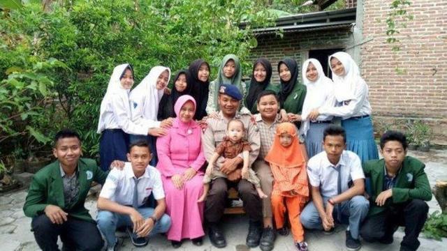 Meski Gaji Pas-Pasan dan Tanpa Donatur, Anggota Polisi ini Asuh 79 Anak Yatim