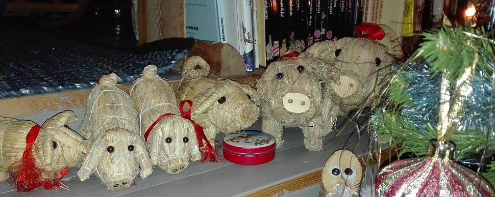 Possuperhe viettää joulun kuusen vierellä. joulupossut joulukoristeet