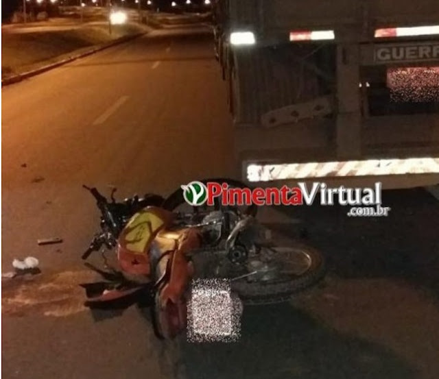 Mototaxista morre após bater na traseira de carreta na marginal da BR-364