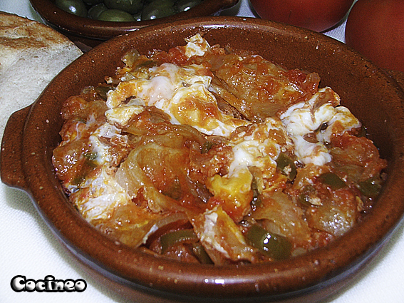 Papas fritas con tomate