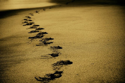Se você conhece o autor desta imagem, por favor nos informe para que possamos atribuir-lhe os devidos créditos. Obrigado. Pegadas na areia da praia. #PraCegoVer