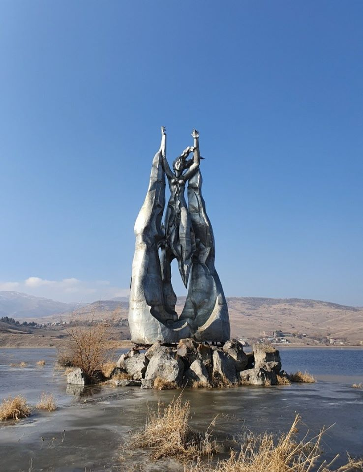 Dans un monde où règnerait l'harmonie La statue de Tsovinar, ville de