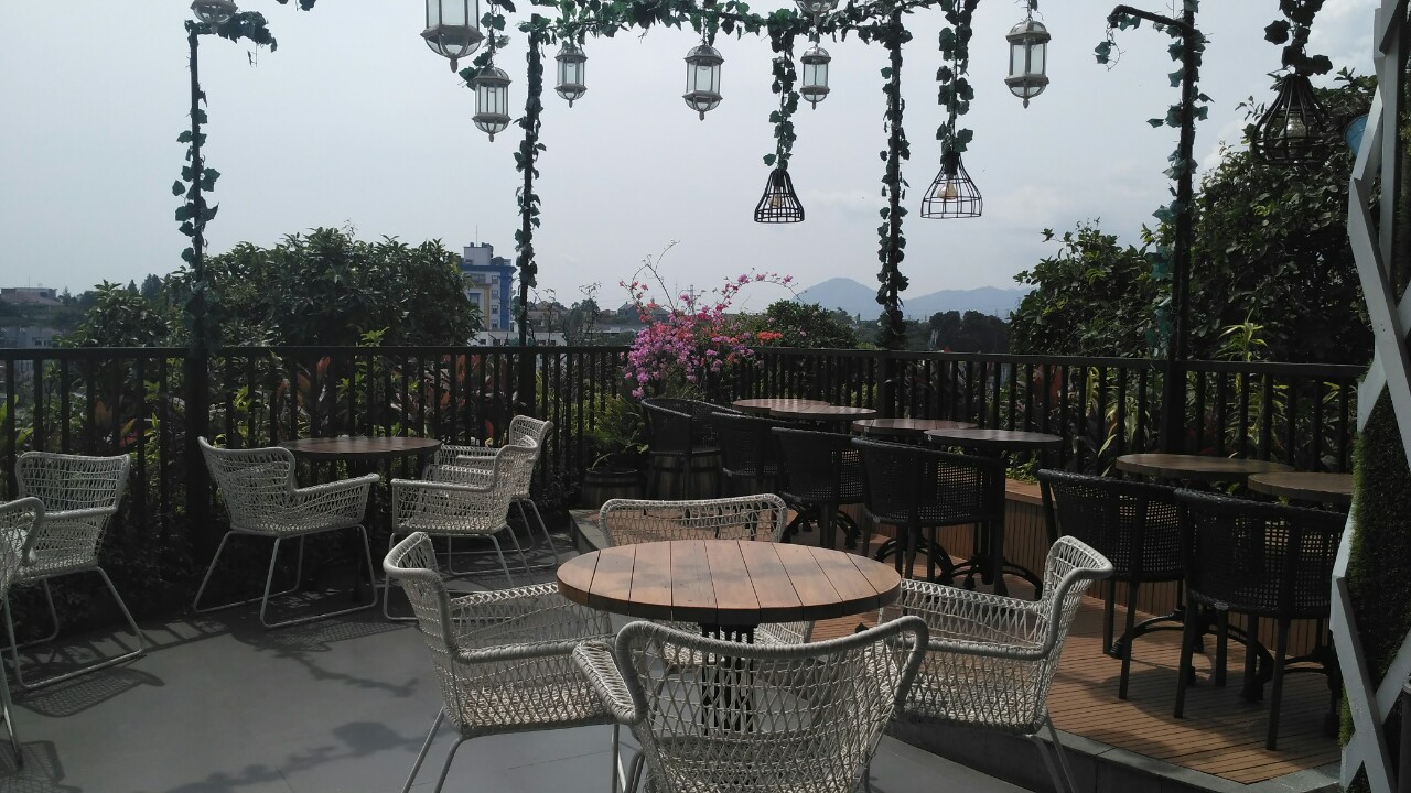 royale bakery bogor, royale cafe bogor, monarchy bistro bogor, monarchy restaurant bogor, tempat nongkrong bogor gaul, tempat brunch bogor, restoran anak muda bogor, restoran gaul bogor
