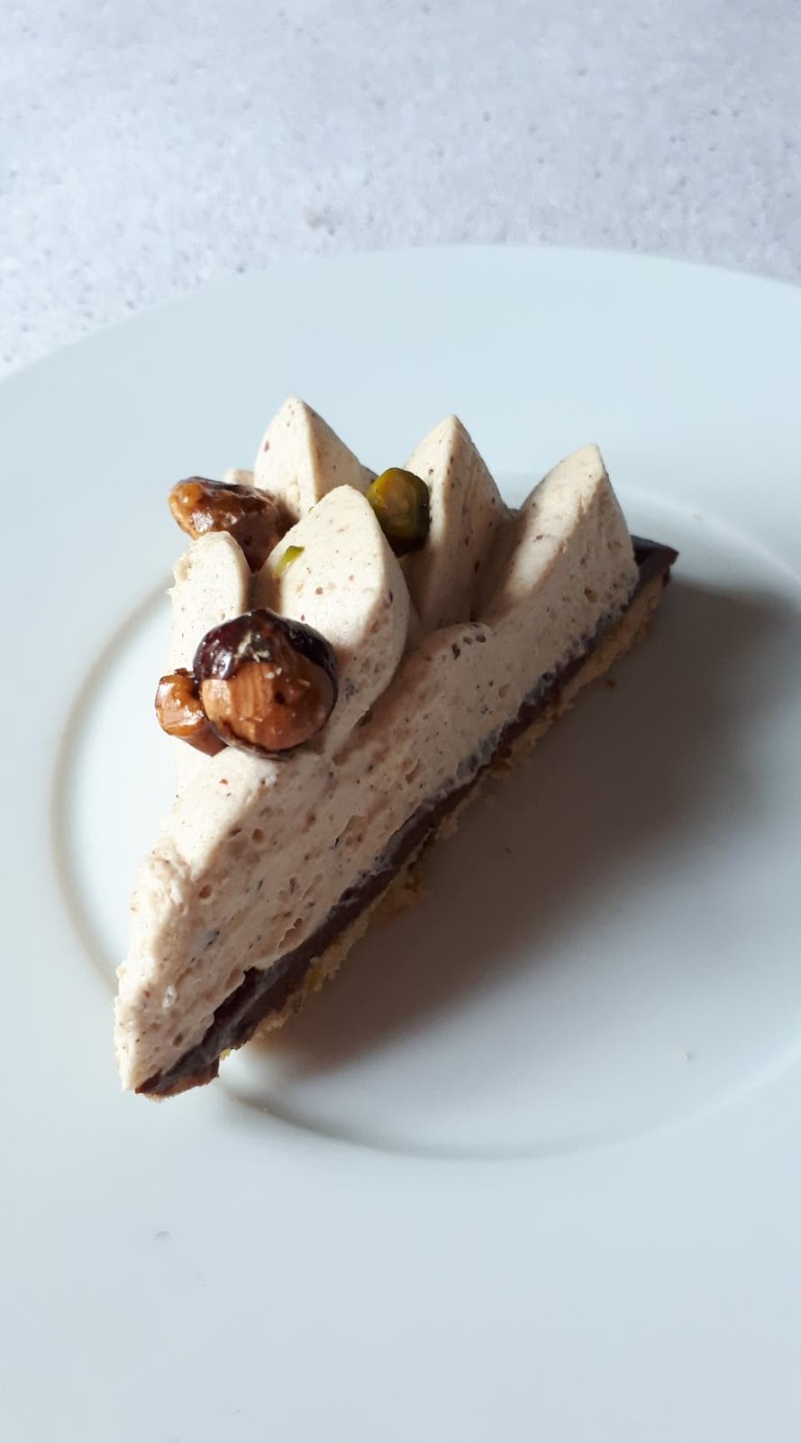 Une part de tarte praline chocolat conticcini Une part de tarte praline chocolat conticcini