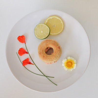 Bagels au saumon dans une assiette