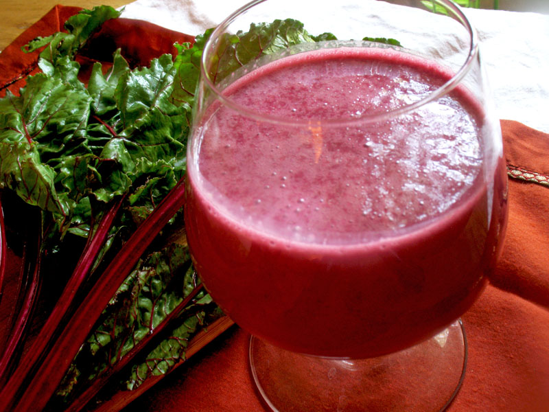 Beet and Top Green Smoothie with Apple, Orange and Ginger | Lisa&amp;#39;s ...