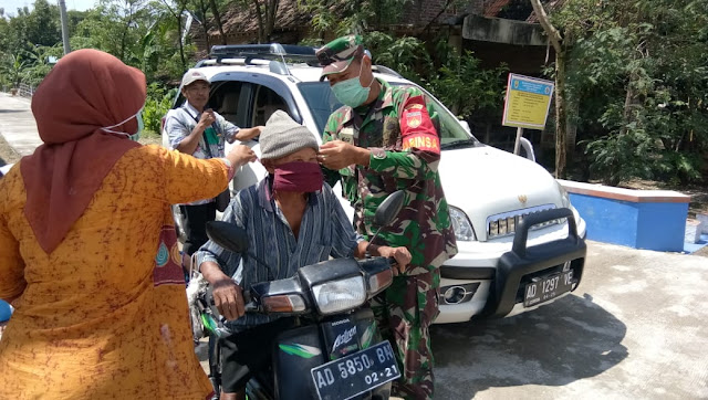 Ikut Peduli Lawan Covid-19, Babinsa Newung Bagikan Masker Gratis Ikut Peduli Lawan Covid-19, Babinsa Newung Bagikan Masker Gratis