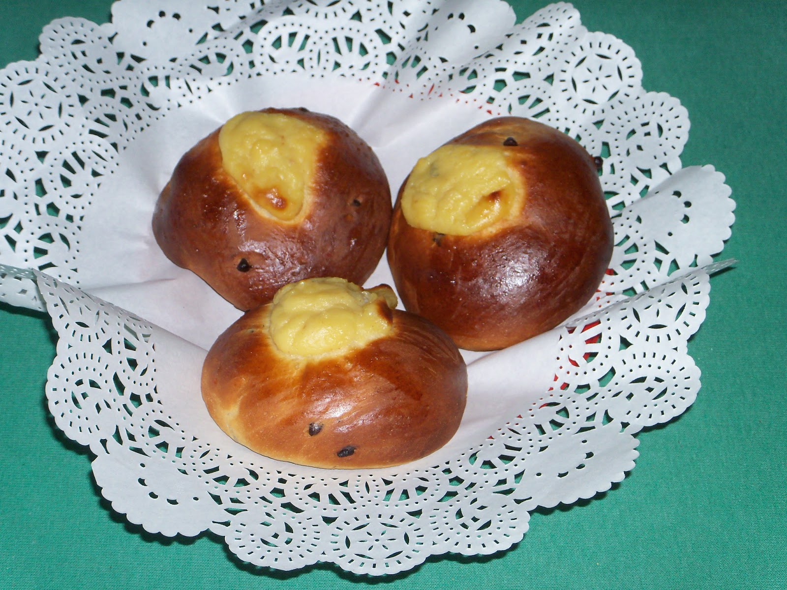 i pasticci di frollo Brioches con crema pasticcera e gocce di cioccolato