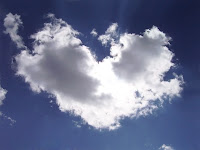 Gökyüzünde kalp şeklinde bulut