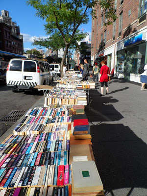 Tables de bouquinistes à New York