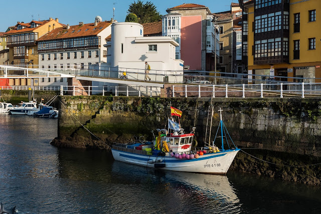 Paseo vespertino por el puerto pesquero y casco urbano histórico de Llanes Asturias.