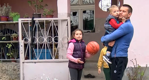 У Гојбуљи, општина Вучитрн, нападнут је Лазар Ђорђевић, Србин који је обрађивао њиву а са којим су ту била његова деца и жена. Напала су га четворица Шиптара наоружани моткама. #Гојбуља #Напад #Косово #Метохија #КМновине #Вести #Kosovo #Metohija #KMnovine #vesti