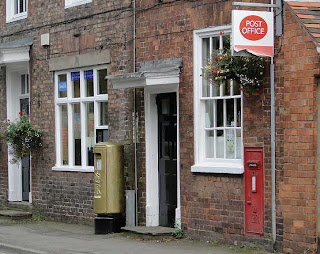 RAMBLES FROM MY CHAIR: When did I first fall for Pillar Box red?