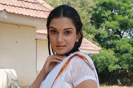 Hot Mallu Aunty Wet Photos with White Saree | Hot Mallu Aunties and Girls