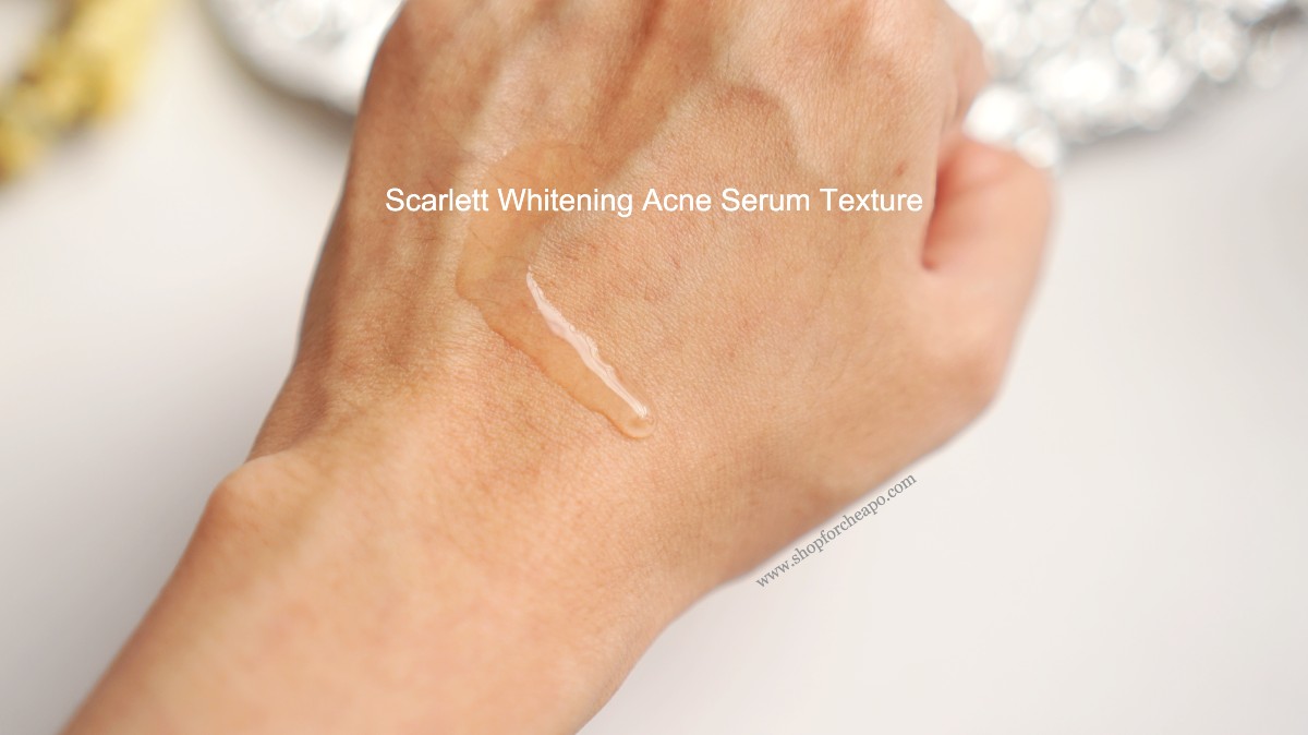 tekstur acne serum di tangan