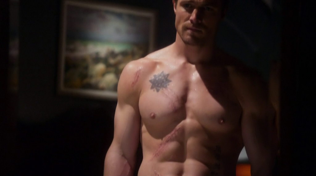 Stephen Amell Shirtless in Arrow s1e01 - Shirtless Men at gr