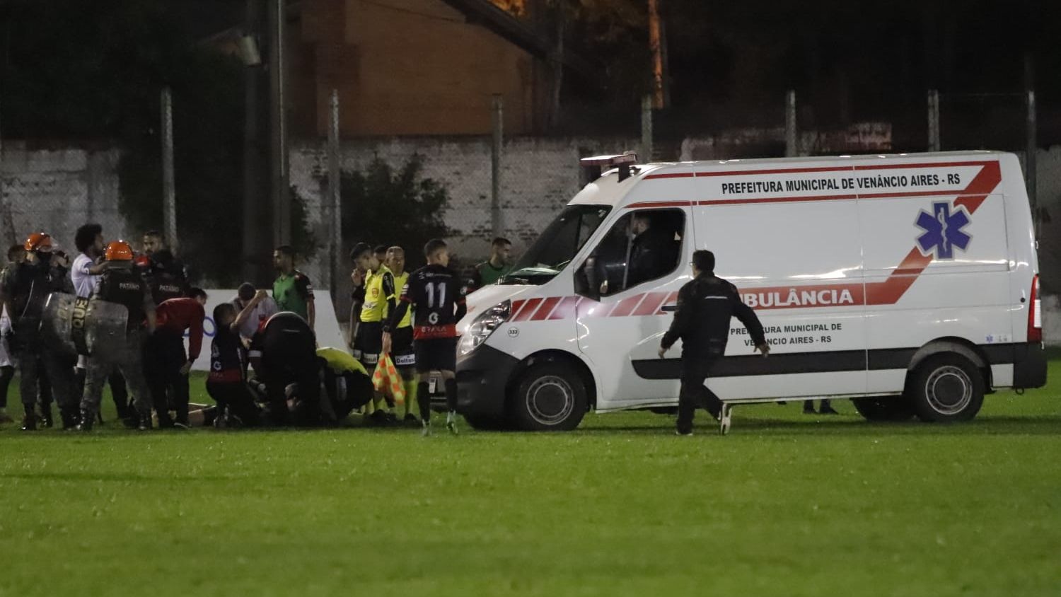 Jogador da 2ª divisão do Gauchão vai para prisão após chutar árbitro -  Esporte Jundiaí