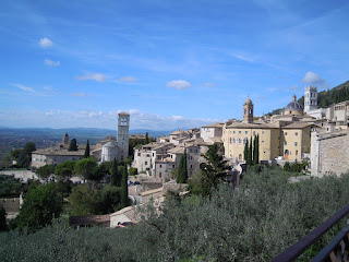 Assisi: vista dalla piazza antistante la Basilica di Santa Chiara