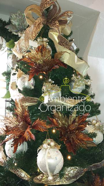 Árvore de Natal, flores bronze e bolas brancas