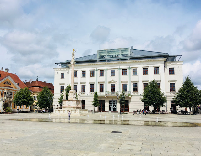 Győr miasto na Węgry, ratusz, rynek, fontanna, plac centralny